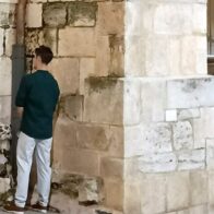 Multas por orinar en público o pasear sin ropa, las ciudades plantan cara a turismo masivo en España