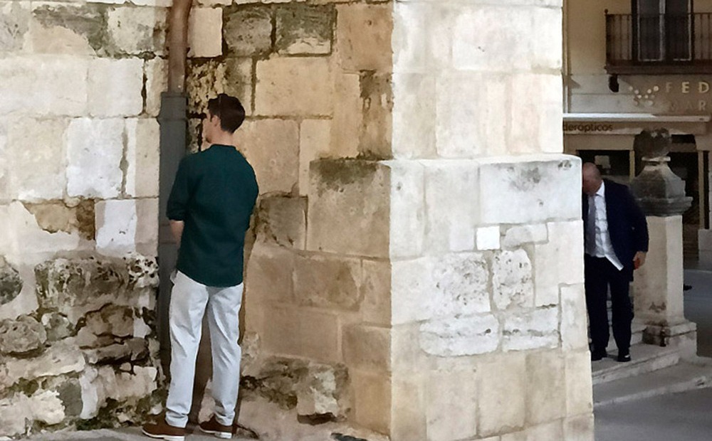 Multas por orinar en público o pasear sin ropa, las ciudades plantan cara a turismo masivo en España