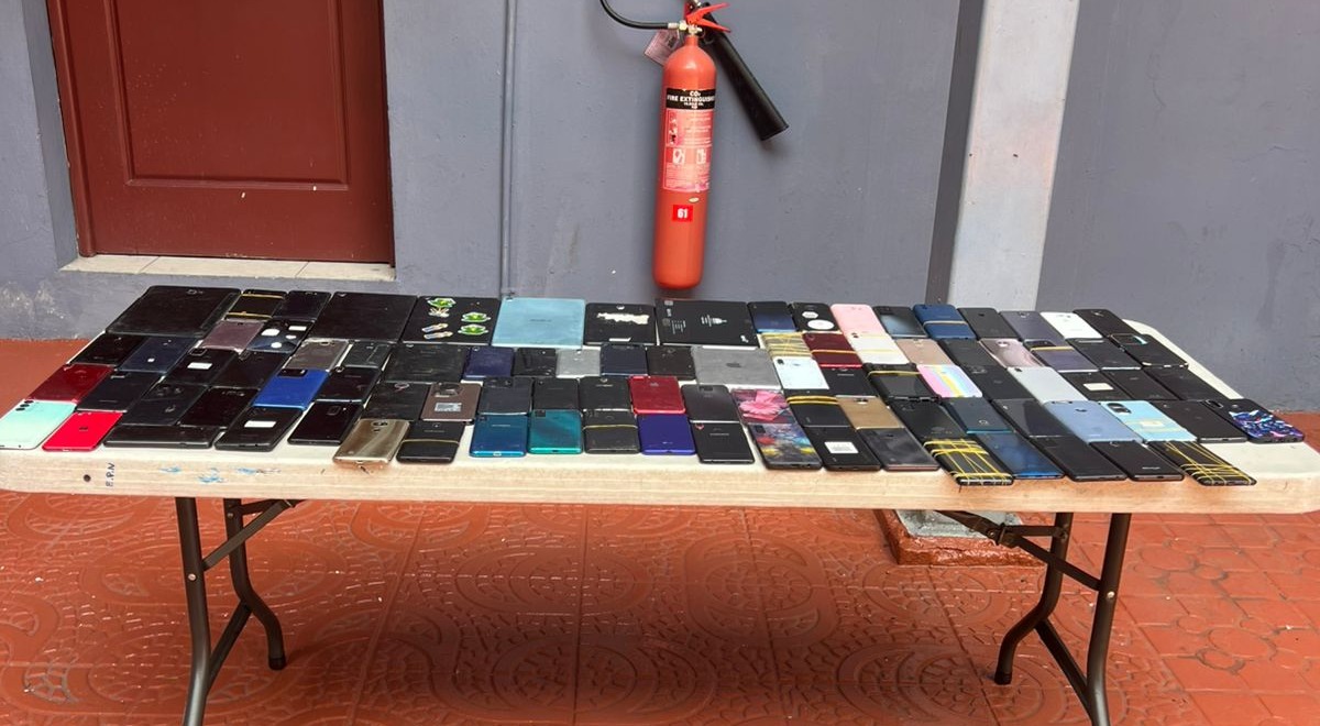 Policía Nacional apresa a dos haitianos por posesión de más de 190 celulares robados y ocho tabletas