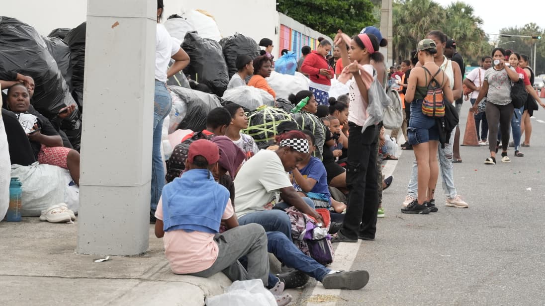 Familias hacen fila desde hoy para jornada “Plástico por Útiles” en el Distrito Nacional