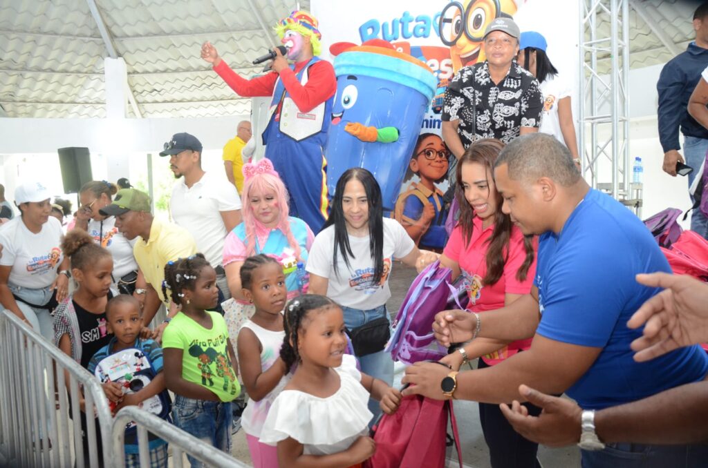 Alcaldía de Santo Domingo Norte entrega útiles escolares a más de 10,000 niños