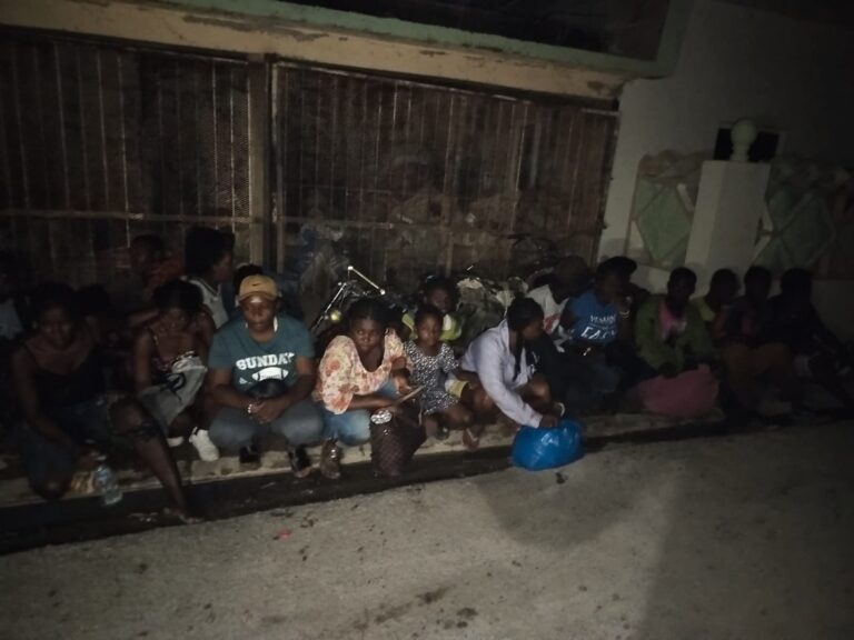 Ejército detiene 25 nacionales haitianos en una jeepeta en Montecristi