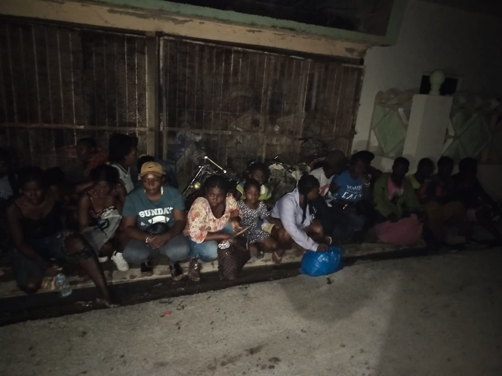 Ejército detiene 25 nacionales haitianos en una jeepeta en Montecristi
