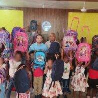 Comunicador Manuel Cruz entrega útiles escolares a niños de escasos recursos