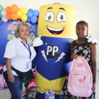 Colaboradores de Edeeste apadrinan niños de escasos recursos con entrega de útiles escolares