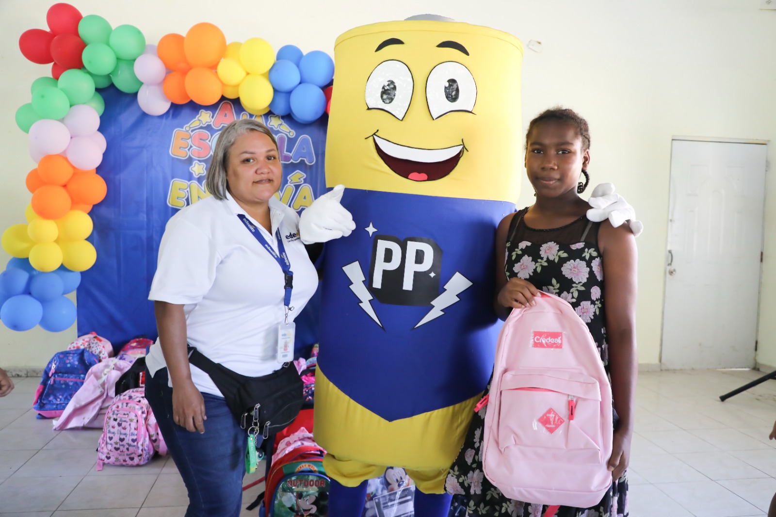 Colaboradores de Edeeste apadrinan niños de escasos recursos con entrega de útiles escolares