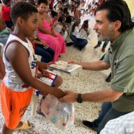 Fundación Rojas Tabar y diputado Juan José Rojas entregan útiles escolares a cambio de plásticos reciclables en Santo Domingo