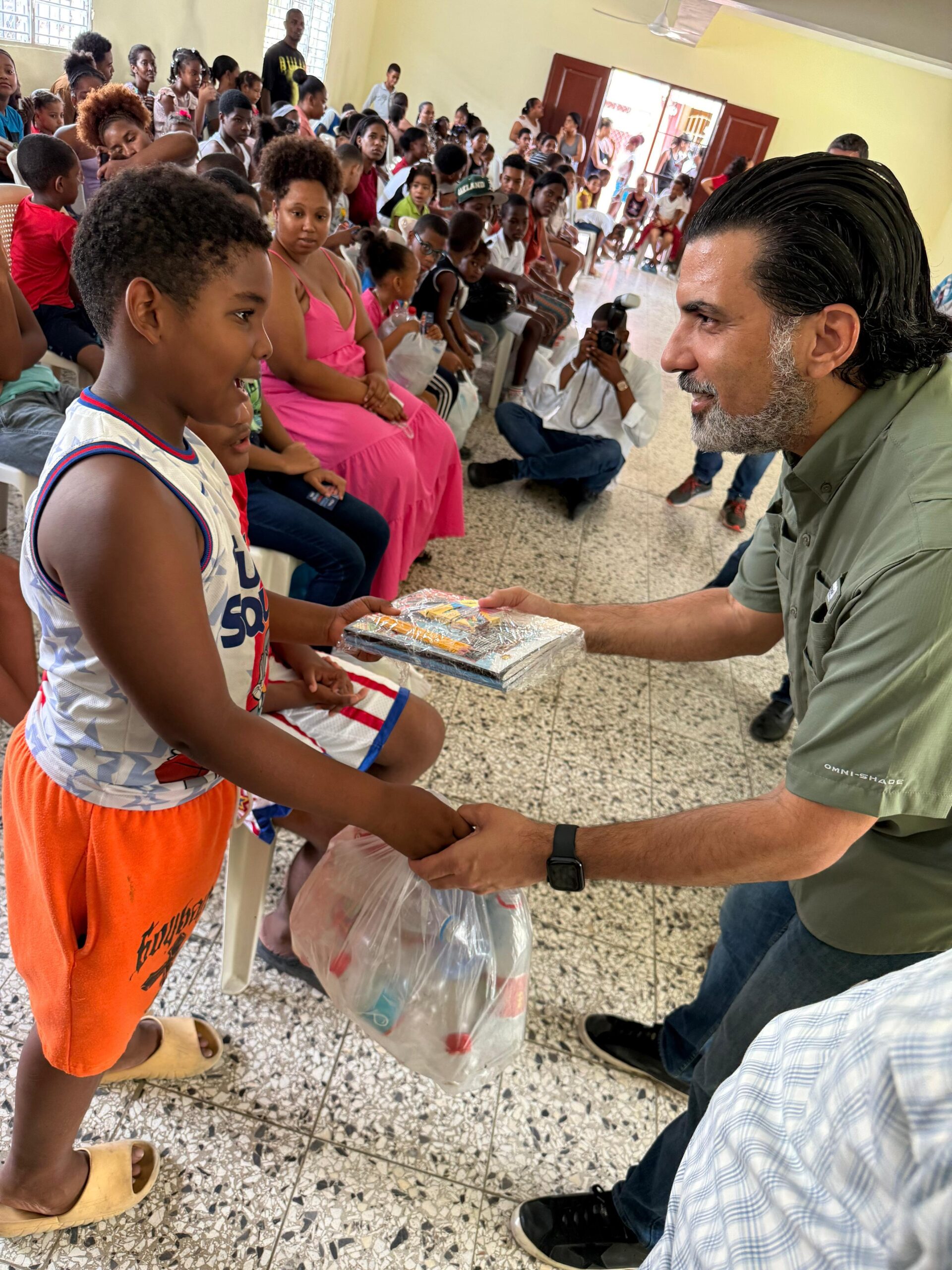Fundación Rojas Tabar y diputado Juan José Rojas entregan útiles escolares a cambio de plásticos reciclables en Santo Domingo