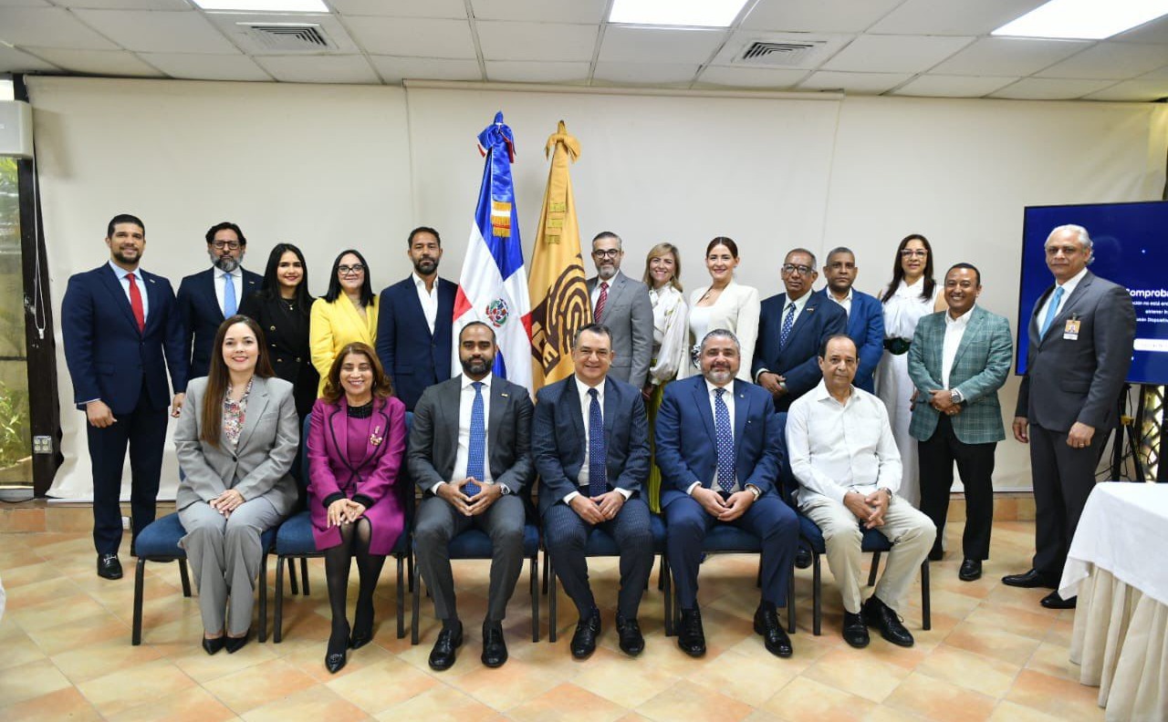 JCE presenta nueva cédula de identidad y electoral al Codessd y Participación Ciudadana