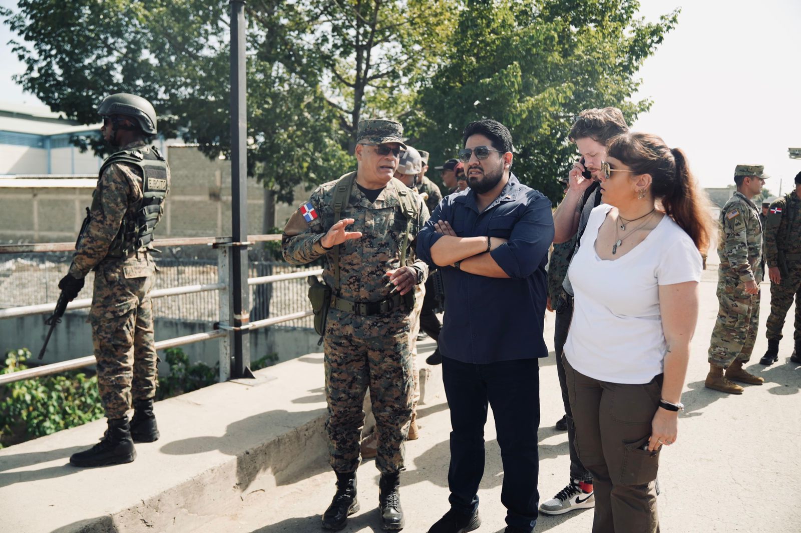 Autoridades dominicanas y estadounidenses recorren frontera domínico-haitiana