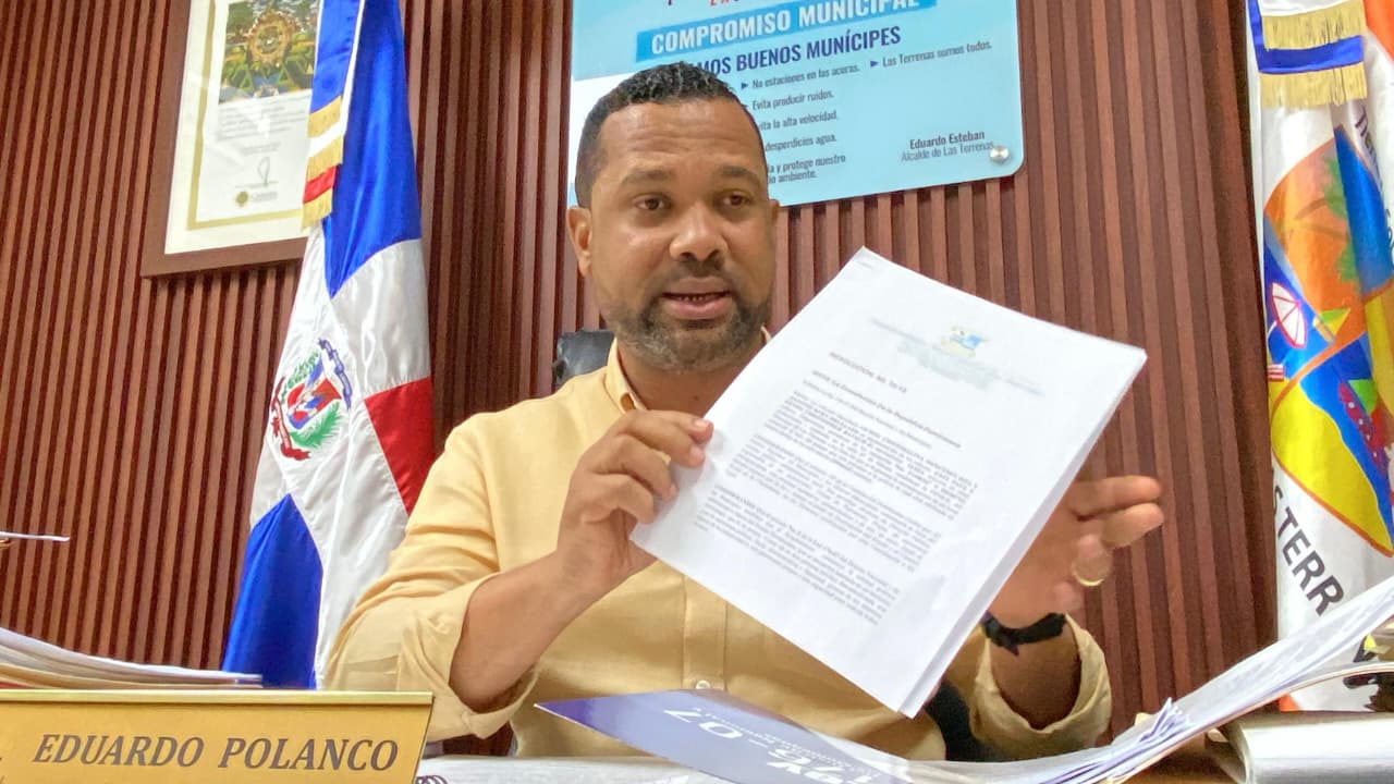 Alcalde Eduardo Esteban se pronuncia sobre situación de la caseta en el parquesito de la playa de Las Terrenas