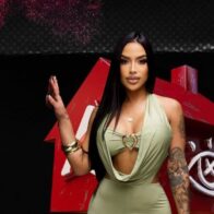 La Peki abandona reality La Casa de Alofoke para “no fracasar con La Gigi” La Peki abandona La Casa de Alofoke para evitar agredir a La Gigi y perder premios. Santo Domingo, RD.- Andrea Ojeda, conocida como La Peki, anunció su retiro inmediato del reality La Casa de Alofoke, argumentando que su decisión busca evitar un enfrentamiento físico con su compañera La Gigi, con quien sostiene diferencias personales dentro del programa. La influencer puertorriqueña hizo declaraciones contundentes que explican las razones de su salida, advirtiendo que permanecer en el programa pondría en riesgo su autocontrol, su estabilidad emocional y sus beneficios económicos dentro del reality. “Por eso es que me voy para no cometer una locura, porque voy a perder la jeepeta, el millón de pesos y el futuro trabajo que voy a tener si le rompo la cabeza. Voy a fracasar si la veo; mi mente lo que quiere es ir para arriba de ella”, expresó La Peki durante una conversación con Crusita El programa, producido por Alofoke Media Group, se ha convertido en un espacio de alta exposición para influencers del ámbito urbano y digital, donde los conflictos entre participantes forman parte del formato de entretenimiento. La Peki es conocida por su presencia en redes sociales y por haber debutado en la música urbana en 2024 con el tema “COOMING SOON”. También ha participado en la radio y otros medios de comunicación en Puerto Rico. En el pasado, Ojeda estuvo en el centro de la atención mediática por su relación con el exboxeador Juanma López, marcada por denuncias de violencia doméstica. Aunque los cargos fueron posteriormente retirados por solicitud de ella, el caso tuvo amplia cobertura. Desde entonces, ha declarado que busca usar sus experiencias como herramienta de concienciación y empoderamiento femenino. No obstante, en este caso, decidió abandonar voluntariamente el reality para evitar involucrarse en un altercado que podría afectar su carrera pues en un intercambio de palabras alegó que Gigi no podía ingresar a Estados Unidos por problemas legales obteniendo como respuesta de su compañera que ella utiliza esos procesos para engañar a los hombres.