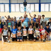 Fray Castro realiza jornada de entrega de kits escolares en el municipio de Nagua