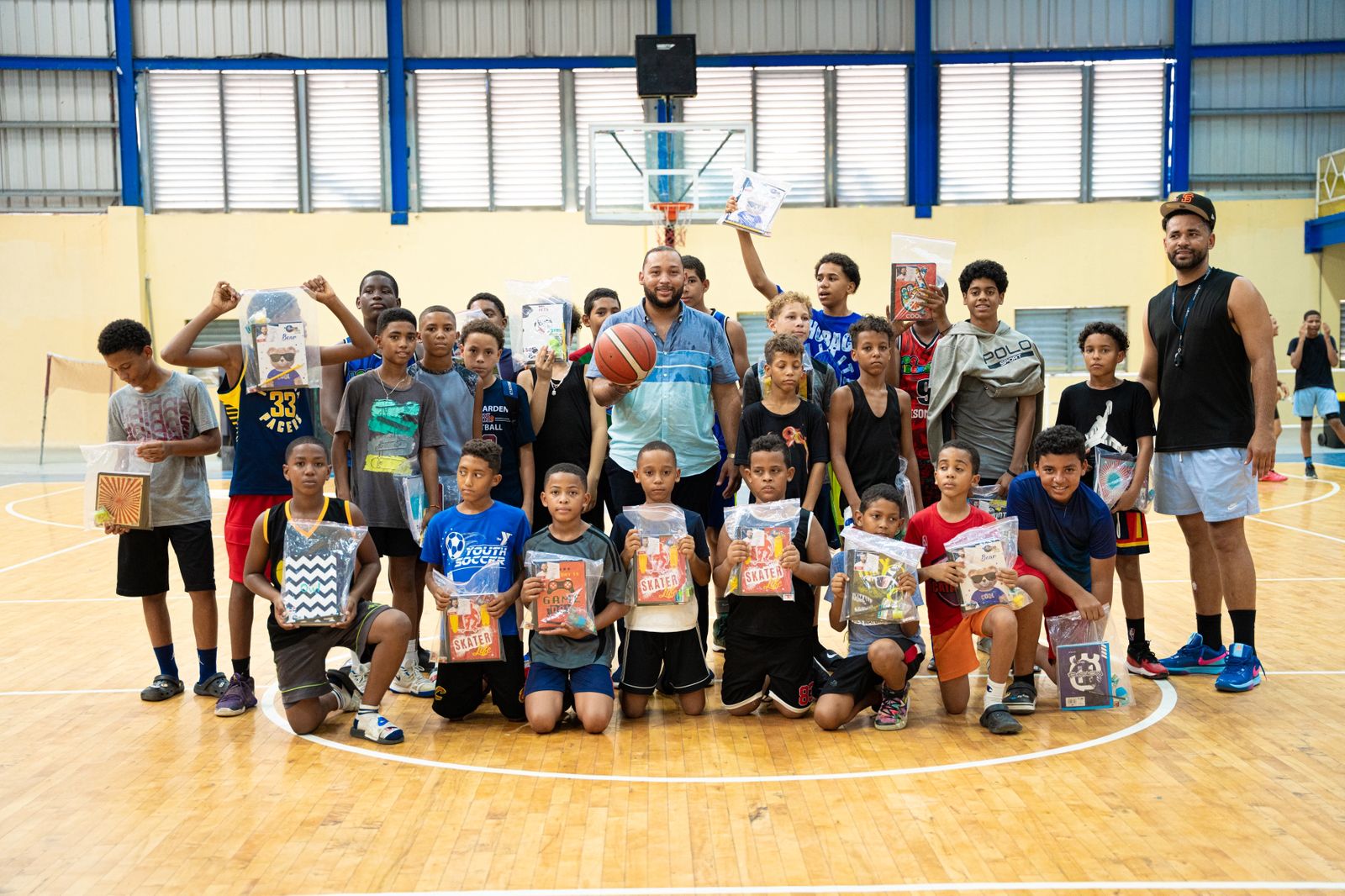 Fray Castro realiza jornada de entrega de kits escolares en el municipio de Nagua