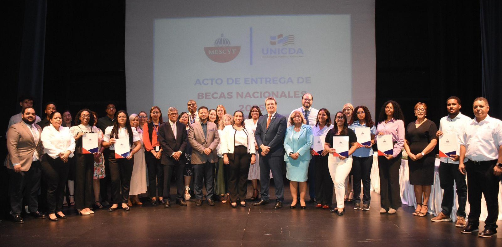 MESCyT otorga becas a estudiantes de la Universidad Domínico-Americano  y Ucateba