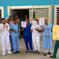 Enfermeras del Hospital Santo Cristo de los Milagros en Bayaguana realizan protesta