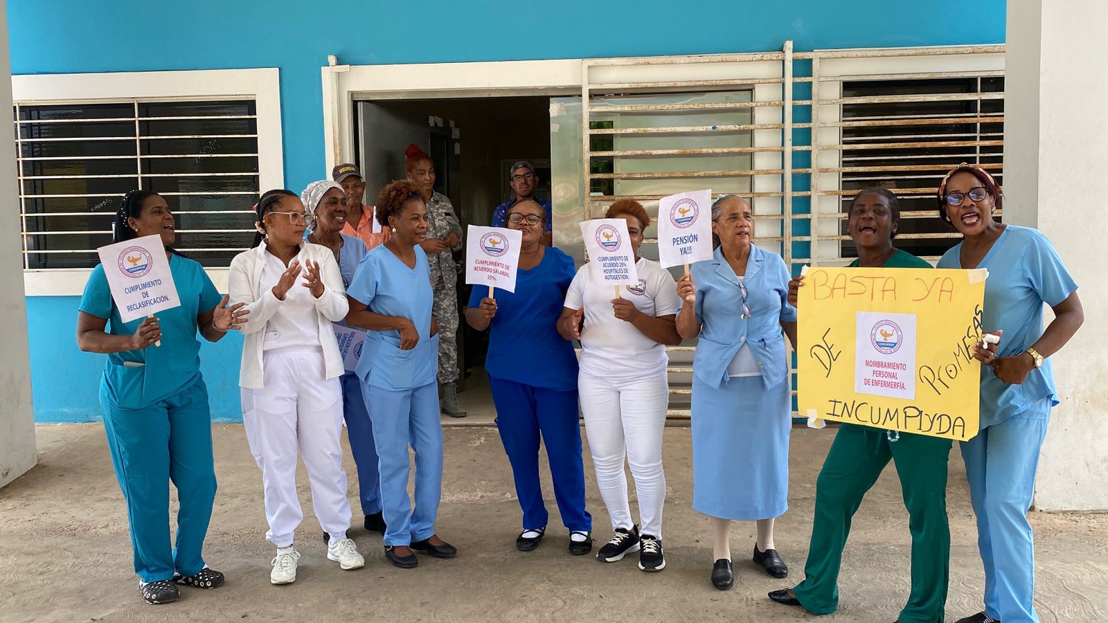 Enfermeras del Hospital Santo Cristo de los Milagros en Bayaguana realizan protesta