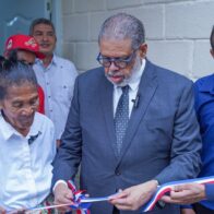 Modesto Guzmán entrega vivienda reconstruida y amueblada a señora en Boca Chica