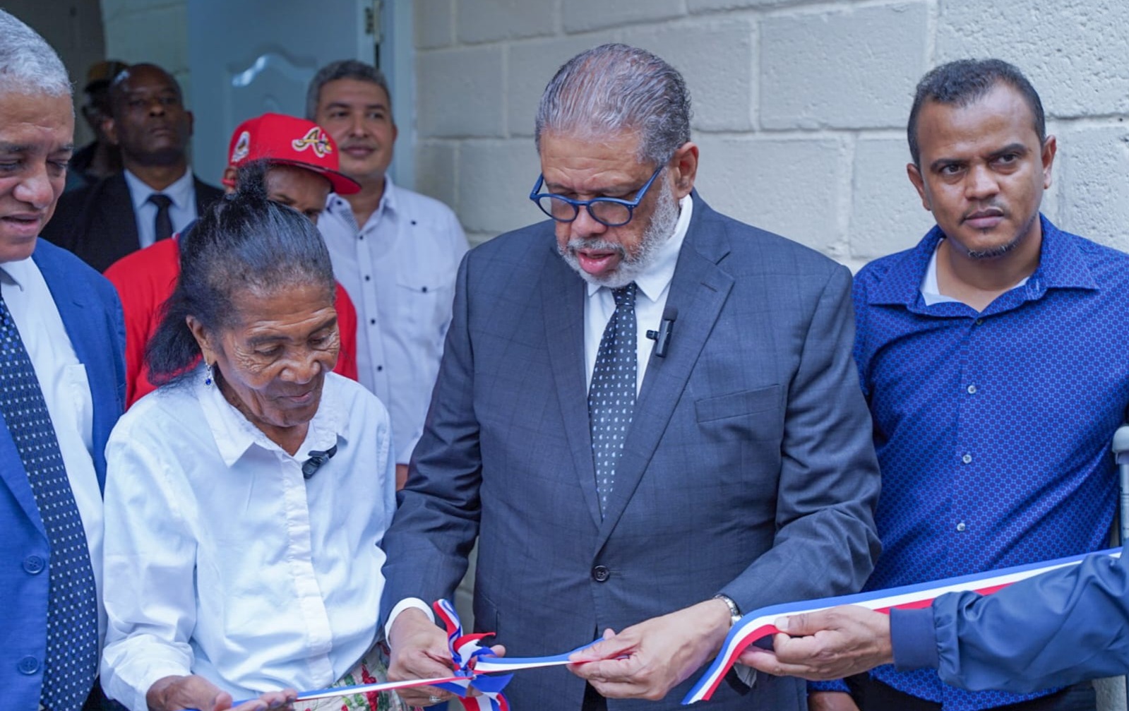 Modesto Guzmán entrega vivienda reconstruida y amueblada a señora en Boca Chica