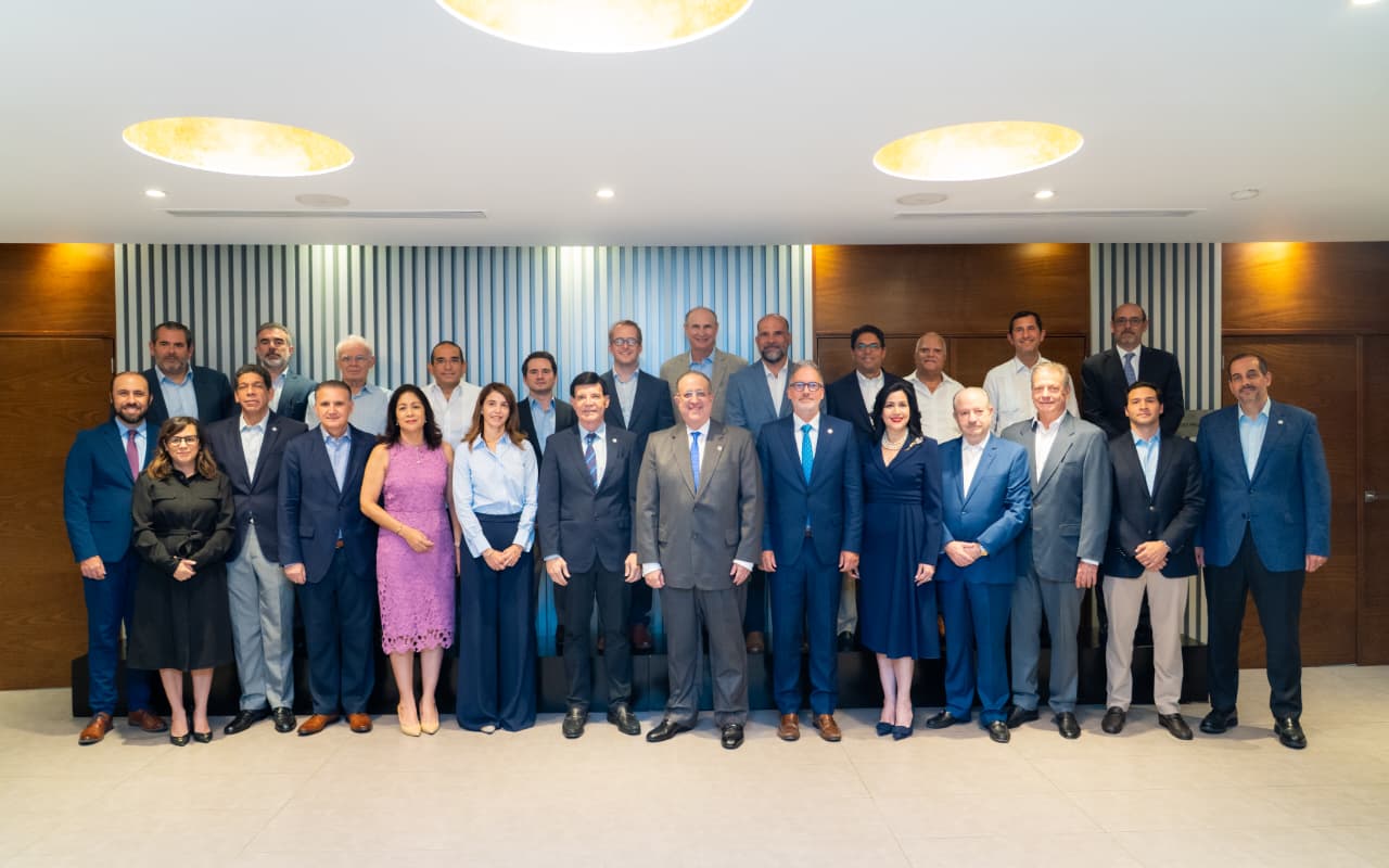 Ministro de Hacienda y Economía sostiene reunión con sector industrial.