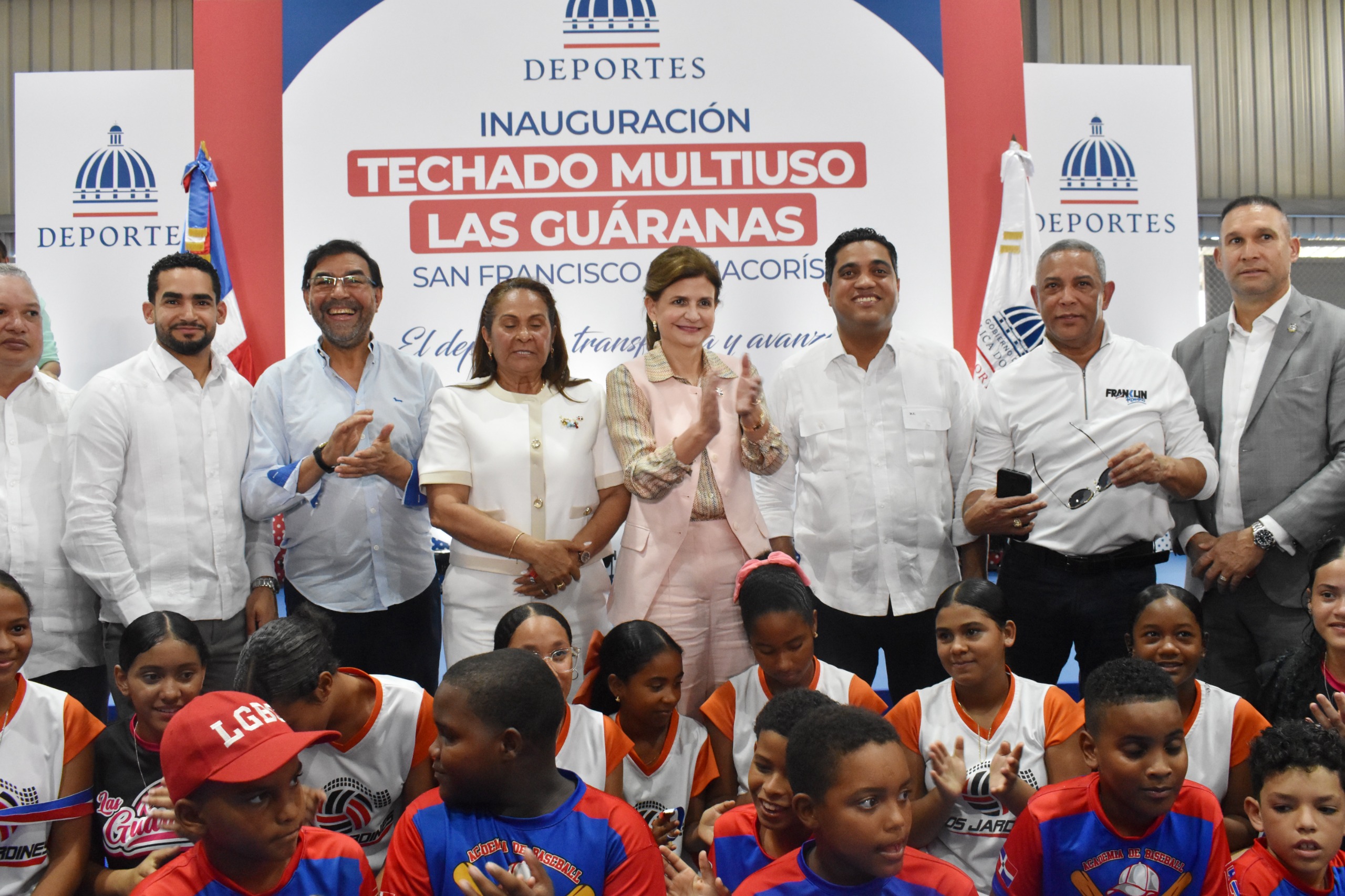 Vicepresidenta y ministro de Deportes entregaron el Techado Multiusos en Las Guáranas