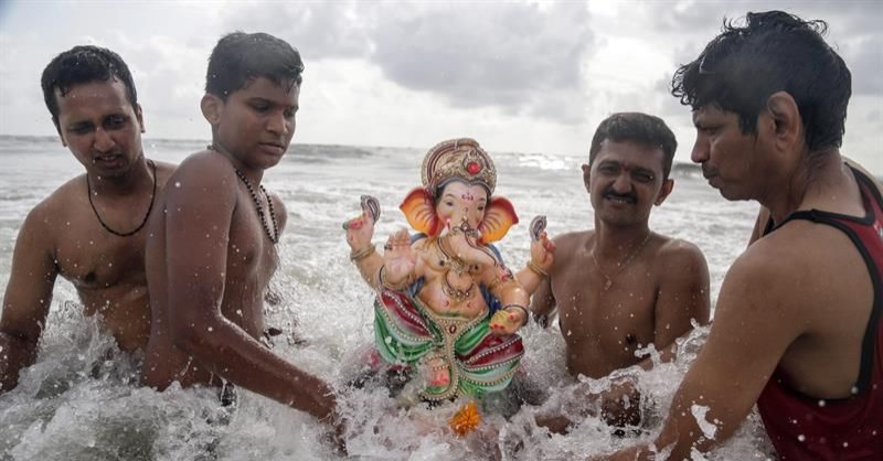 Miles de devotos hindúes celebran el festival Ganesh Chathurthi