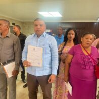 Comunitarios de Sabana Perdida y diputado Raposo someten proyectos para mejorar calles y educación