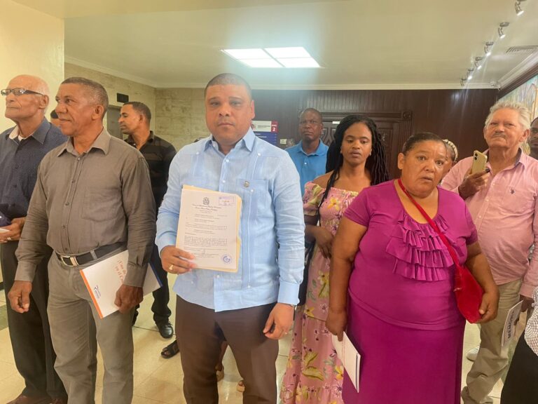 Comunitarios de Sabana Perdida y diputado Raposo someten proyectos para mejorar calles y educación