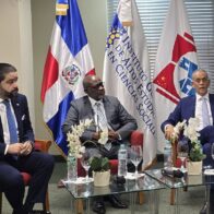 Funglode y CENDOESCH analizan retos y oportunidades del nuevo esquema de comercio global Las palabras de bienvenida estuvieron a cargo de la doctora Josefina Pimentel, exministra de Educación y rectora del IGLOBAL, quien destacó la importancia de generar espacios de análisis sobre los retos y oportunidades del comercio global. El panel contó con la participación de destacados especialistas: el economista Ysrael Abreu Rosario, quien abordó “La Unión Europea y la desindustrialización como desafío en la participación del comercio mundial”, ofreciendo una perspectiva sobre los retos que enfrenta la región europea en el comercio global; y Antonio Florián, secretario general de la Fuerza del Pueblo, quien disertó sobre “La Franja y la Ruta y su impacto en el comercio mundial”, explorando la estrategia global de China y sus efectos en los mercados internacionales. Durante su intervención, Ysrael Abreu explicó cómo la desindustrialización en la Unión Europea, la competencia asiática, la transición verde y crisis recientes como la del COVID-19 han reducido el peso de su industria en un mundo cada vez más globalizado, obligando a la región a replantear estrategias para mantener su competitividad y reducir la dependencia de importaciones. Abreu resaltó la necesidad de transformar estos desafíos en oportunidades mediante una reindustrialización inteligente. Por su parte, Antonio Florián analizó la apuesta de China por la Franja y la Ruta, un megaproyecto que conecta a más de 150 países a través de corredores terrestres y marítimos, permitiendo ampliar mercados, facilitar el transporte de mercancías y fortalecer su influencia económica global. Florián señaló que este proyecto ofrece nuevas oportunidades para los países en desarrollo, que históricamente han dependido de Estados Unidos como principal socio comercial. Destacó que la visión de China, desde el lanzamiento del proyecto en 2013, busca generar beneficios equitativos para todos los países participantes. Los panelistas coincidieron en que estos cambios representan tanto riesgos como oportunidades para los países en desarrollo, que deben prepararse para un escenario comercial cada vez más dinámico y competitivo. Al concluir el evento, el presidente de CENDOESCH, Manolo Pichardo, destacó la importancia de que República Dominicana adopte una postura estratégica frente a estos cambios, que no dependa exclusivamente de Estados Unidos como principal socio comercial, sino que también abra espacio a potencias emergentes como China y Rusia. El propósito de estos paneles es generar espacios de análisis que contribuyan a la comprensión de los grandes retos económicos internacionales y a la formulación de propuestas desde la región hacia el mundo.