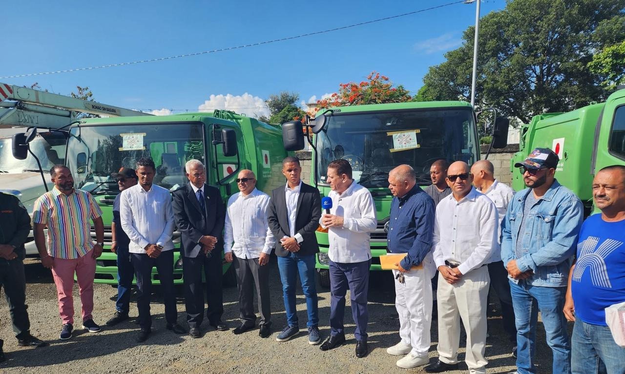 Gobierno de Japón dona tres camiones compactadores al Ayuntamiento de Bonao