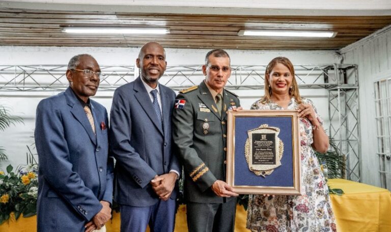 Alcaldía de La Romana reconoce al Mayor General Jorge Iván Camino Pérez y a otros militares