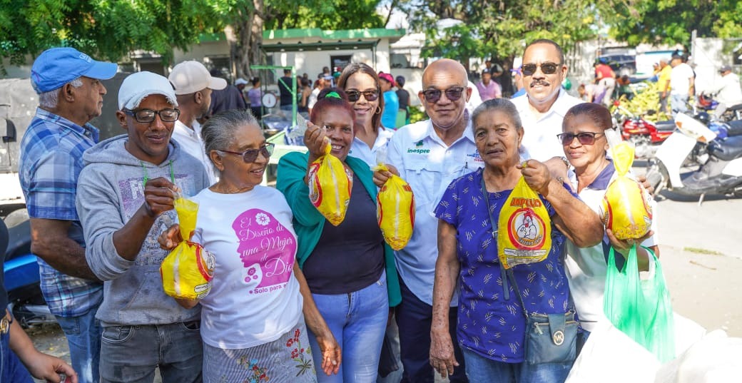 Sanjuaneros aprovechan pollos a RD$200 durante lanzamiento del programa “Inespre en la Provincia” en San Juan