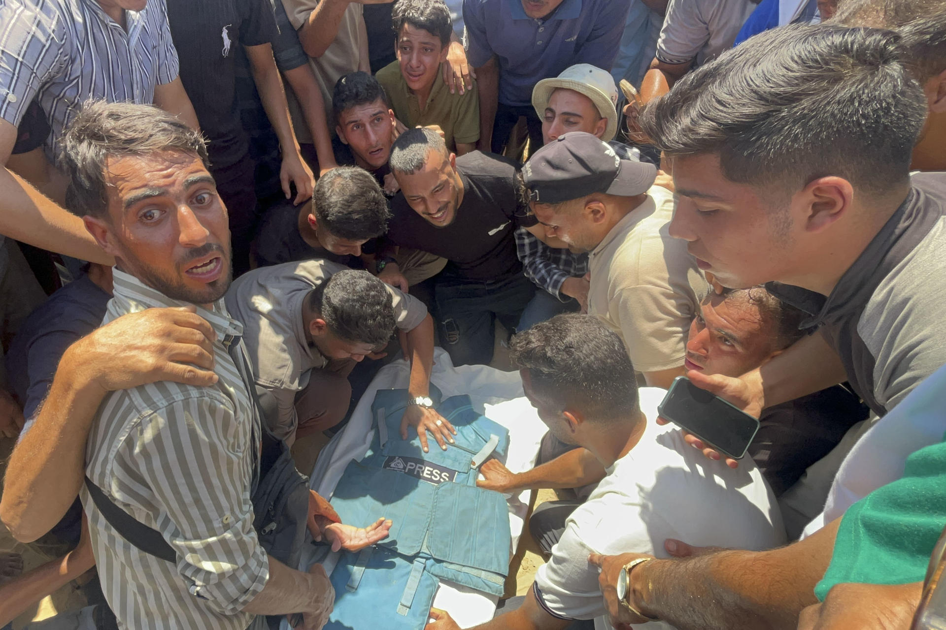 Israel mató el lunes a 75 gazatíes, 20 en el hospital de Nasser y 17 buscando comida