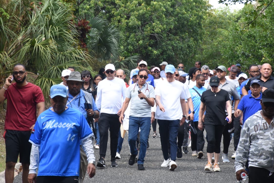 Ministro de Educación encabeza “Caminata por la Salud” en el Jardín Botánico