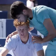 Carlos Alcaraz conquista Cincinnati tras el abandono de Jannik Sinner