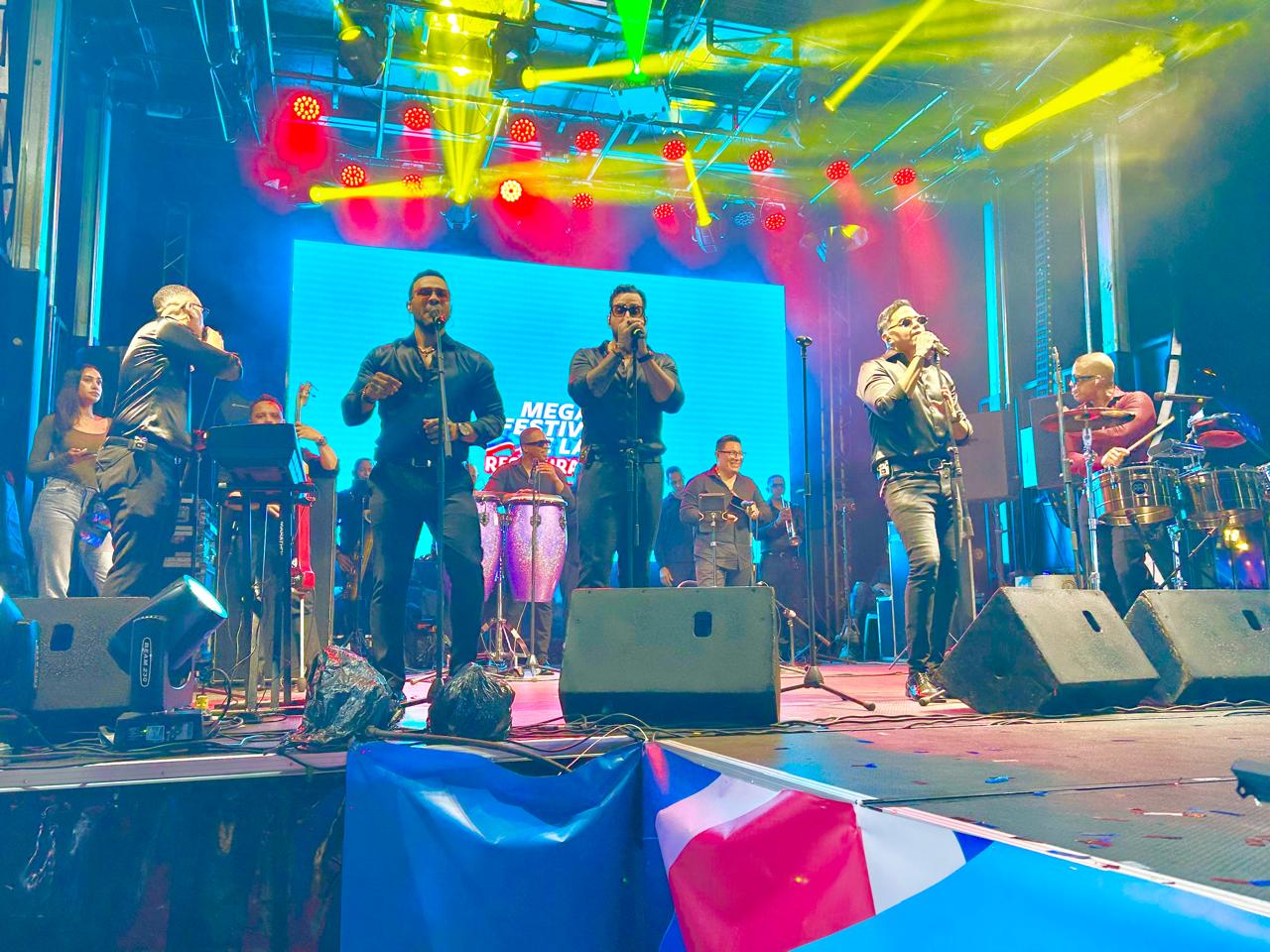 El sabor de la Chiquito Team Band también se adueñó del escenario con su potente propuesta de salsa dura.