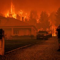 Más de 3.000 bomberos combaten cinco grandes incendios en Portugal