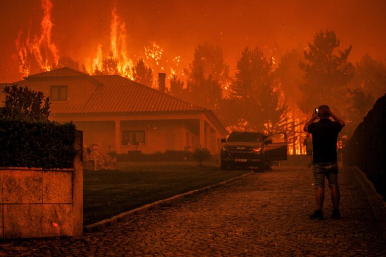 Más de 3.000 bomberos combaten cinco grandes incendios en Portugal