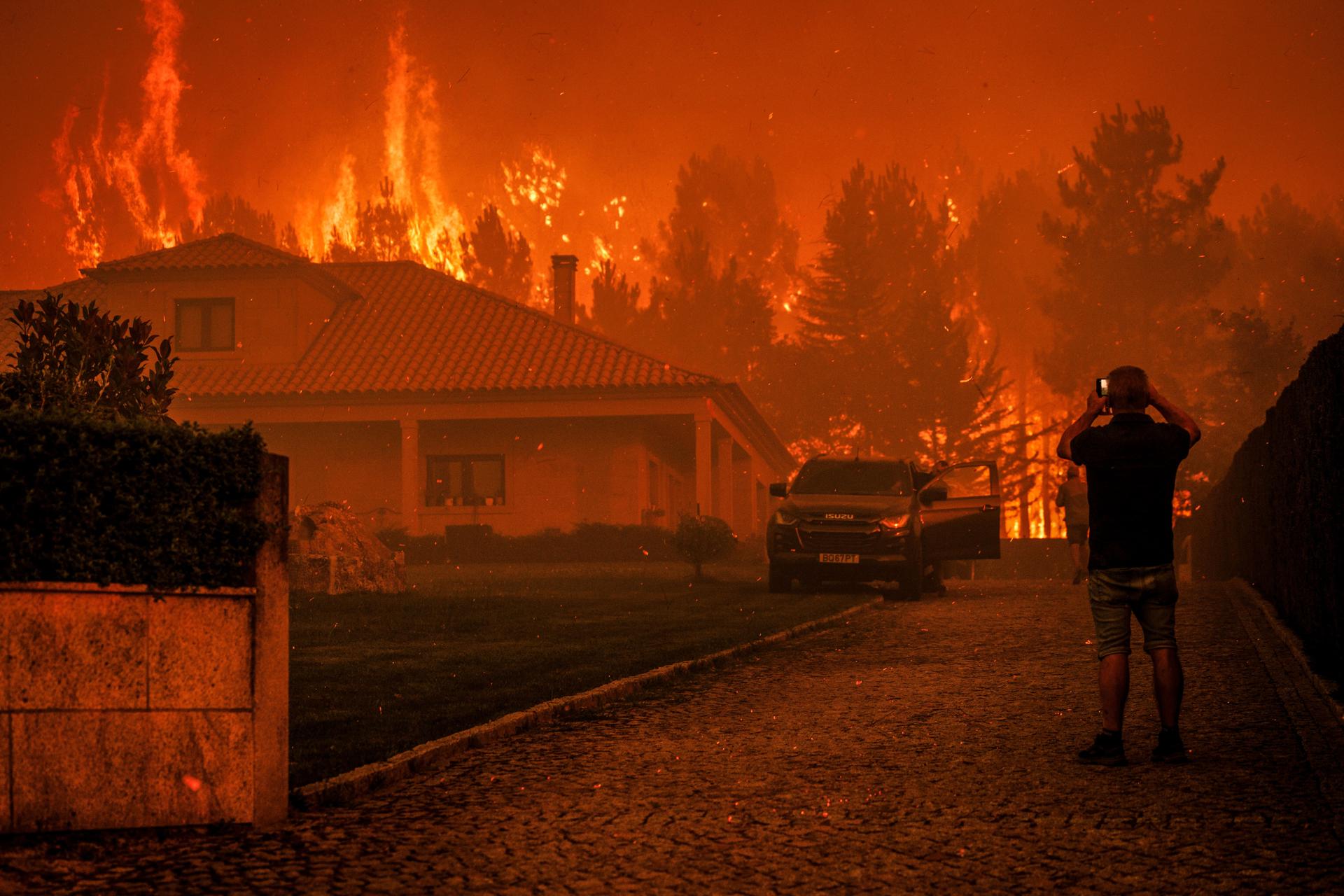 Más de 3.000 bomberos combaten cinco grandes incendios en Portugal
