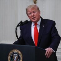 El enviado especial de Estados Unidos para Siria, Thomas Barrack, aseguró este martes que Israel está dispuesto a reciprocar los pasos del Líbano para el desarme del grupo chií Hizbulá, y propuso buscar una entrega voluntaria de armas alentada por financiación alternativa a la iraní para sus zonas. "La respuesta de Israel fue histórica. Lo que nos dijeron a nosotros personalmente, lo que le dijeron en realidad al presidente (Donald Trump) y lo que os dieron a vosotros en un comunicado es que cumplirán con un toma y daca en cadencia exacta", afirmó el diplomático en rueda de prensa en Beirut. Este mes, el Consejo de Ministros libanés encargó al Ejército del país la preparación de una hoja de ruta para el desarme del movimiento chií, a implementarse antes de final de año, y dos días más tarde aprobó los objetivos de una propuesta de plan estadounidense centrada en ese mismo fin. Convencer a Hizbulá Barrack explicó que el Estado judío presentará una "contrapropuesta con lo que harán en términos de retiradas y garantías de seguridad" una vez tengan acceso al plan preparado por el Ejército libanés, que deberá ser entregado al Consejo de Ministros del Líbano a finales de mes. Israel continúa atacando el territorio libanés prácticamente a diario y aún ocupa cinco colinas del sur del Líbano, que se ha negado a abandonar pese al cese de hostilidades en vigor desde el pasado noviembre. "La razón por la que (desde Israel) no pudieron responder de forma específica es que no les dimos especificaciones todavía, vuestro Gobierno volverá con una propuesta el 31 de agosto", zanjó el enviado estadounidense. En este contexto, Barrack abogó por convencer a Hizbulá de que no necesita estar armado y defendió que "nadie quiere una guerra civil", entre miedos al estallido de un conflicto interno en el Líbano ante la negativa del movimiento chií a deponer las armas mientras continúe la amenaza israelí. El mediador de Washington atribuyó la necesidad del grupo de mantener su presencia armada a "interferencias exteriores": la de Irán, su principal mecenas, y las de sus vecinos Israel y Siria. En cuanto a Siria, aseguró que Damasco tiene "cero" interés en rivalidades, mientras que "eventualmente" el Líbano tendrá que dialogar con el Estado judío. "Sea para la supresión de conflictos, sea para la normalización, sea para finalmente un acuerdo de paz, solo hay una camino para la paz y prosperidad últimas en la región y es que todo el mundo hable con el otro", defendió el también embajador de Estados Unidos en Turquía. Finalmente, para "sustituir" la financiación iraní en el sur del Líbano, aún a la espera de ser reconstruido tras la guerra del pasado año, Barrack propuso apostar por inversión de los países del golfo Pérsico y aseguró que esta idea tomará más forma "en las próximas semanas". El responsable compareció en rueda de prensa al término de una reunión con el presidente libanés, Joseph Aoun, en su segunda visita a Beirut en tan solo una semana.