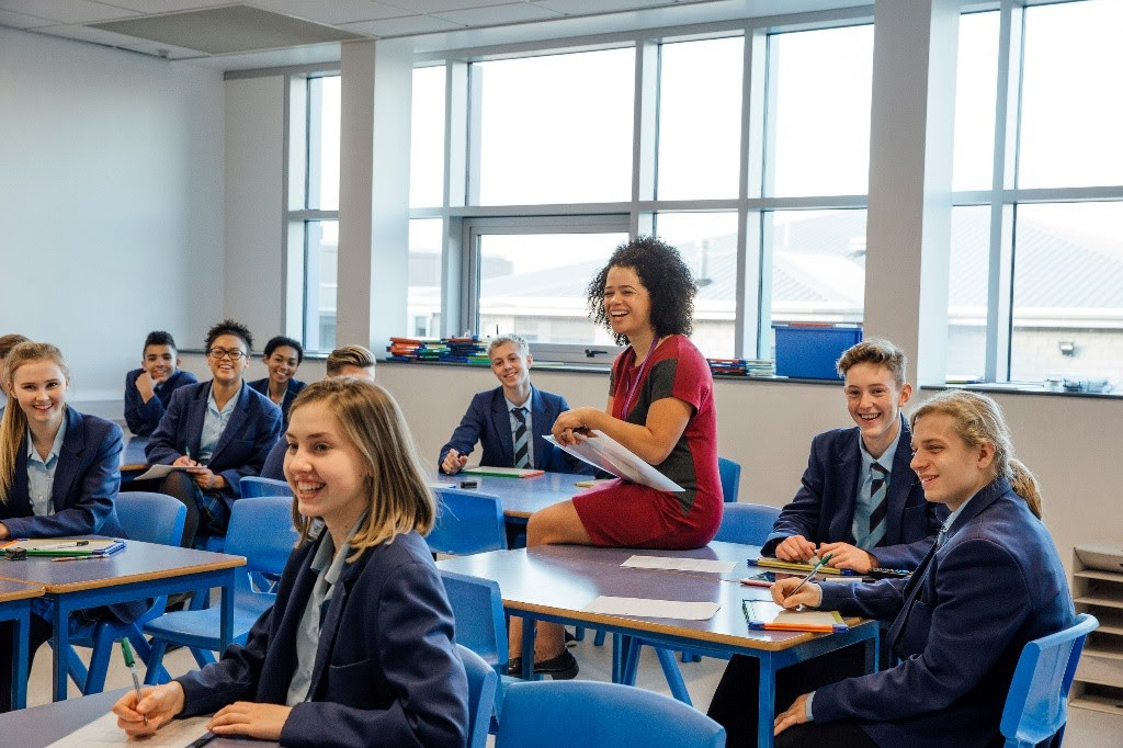 El español se ha convertido en la lengua extranjera preferida para los estudiantes de secundaria británicos y supera por primera vez al francés con un aumento del 2,6 % en las matriculaciones, según datos publicados este jueves. En 2025 se registraron 136.871 matriculaciones de español para el General Certificate of Secondary Education, el título de educación secundaria británico conocido como GCSE, frente a las 133.395 de 2024, todas en Inglaterra, Gales e Irlanda del Norte, indican los datos facilitados por el Joint Council of Qualifications (JCQ), organismo que supervisa la administración de los exámenes. Las inscripciones en clases de francés disminuyeron un 1,4 % y alcanzaron las 132.808, mientras que el pasado curso fueron 134.651, y el alemán cayó un 7 % con respecto al año pasado (de 35.913 a 33.391 matriculaciones), según los mismos datos, que no incluyen los correspondientes a Escocia. "El español es un idioma muy extendido a nivel mundial, lo hablan muchas personas en todo el mundo y, como sabemos, España es un destino vacacional muy popular entre los británicos, lo que podría haber contribuido a que el español superara al francés este año", dijo Jill Duffy, presidenta de la junta del JCQ en un comunicado. Sin embargo, la reducción en matriculaciones en francés y alemán es un "motivo de preocupación", aunque el aumento del español demuestra un "apetito real por el aprendizaje de idiomas". El español se sitúa así entre las cuatro asignaturas que reflejaron un aumento de las matriculaciones este año, junto a Historia, Estudios Empresariales, Ciencia de la Computación y Estadística.