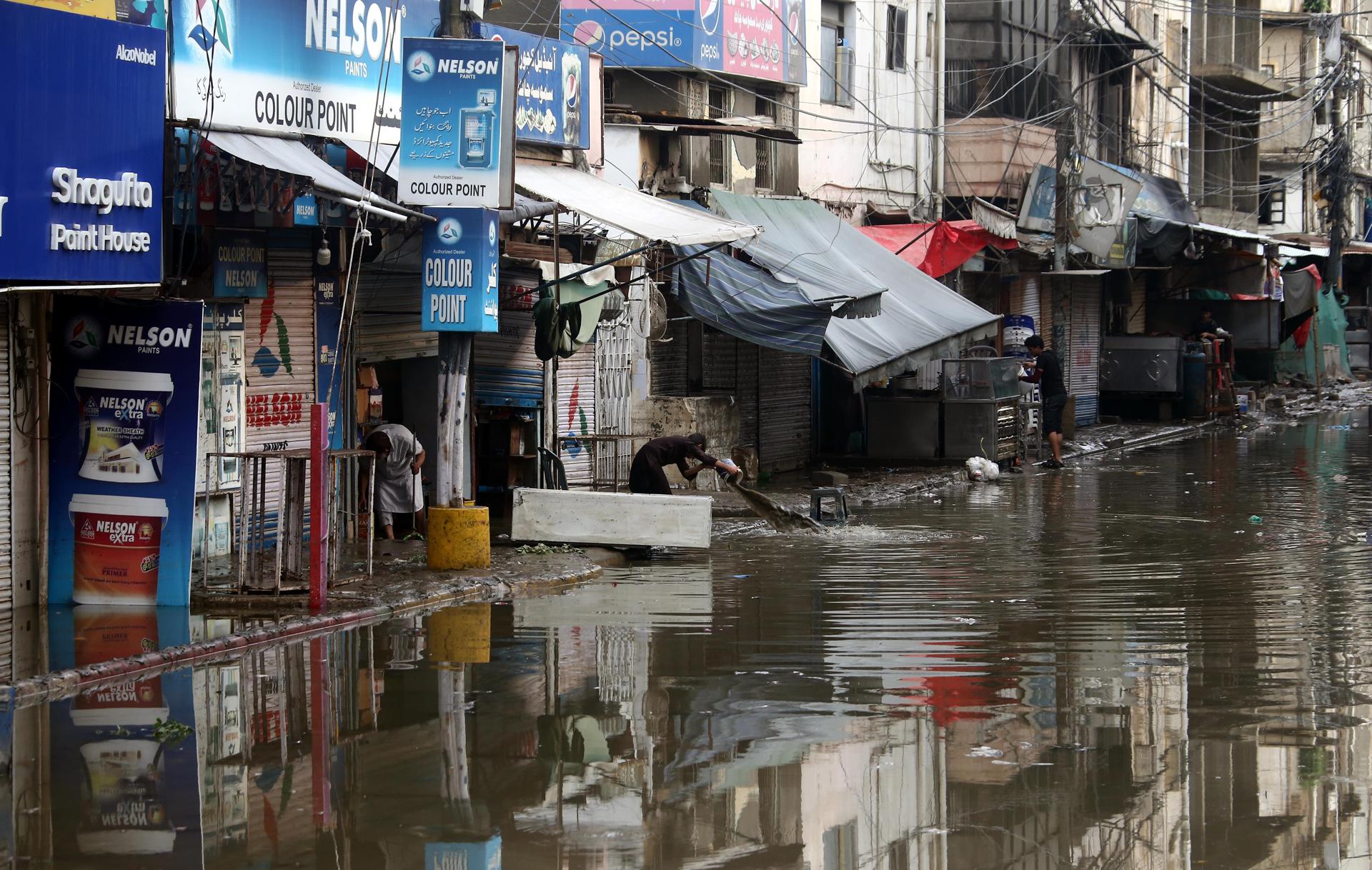 Aumentan a 739 los muertos en Pakistán, con Karachi paralizada por las lluvias