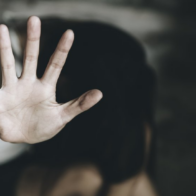 Policía persigue a seis hombres acusados de abusar de joven en Villa González; exhorta a entregarse