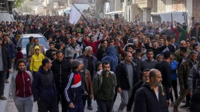 Cientos de palestinos protestan contra los planes de Israel de tomar la capital de la Franja