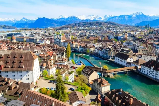 Suiza sigue negociando aranceles con EE.UU., que le empujan a afianzar sus lazos con la UE