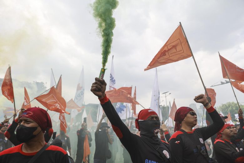 Cientos de indonesios protestan en Yakarta en contra de subida de sueldos de diputados