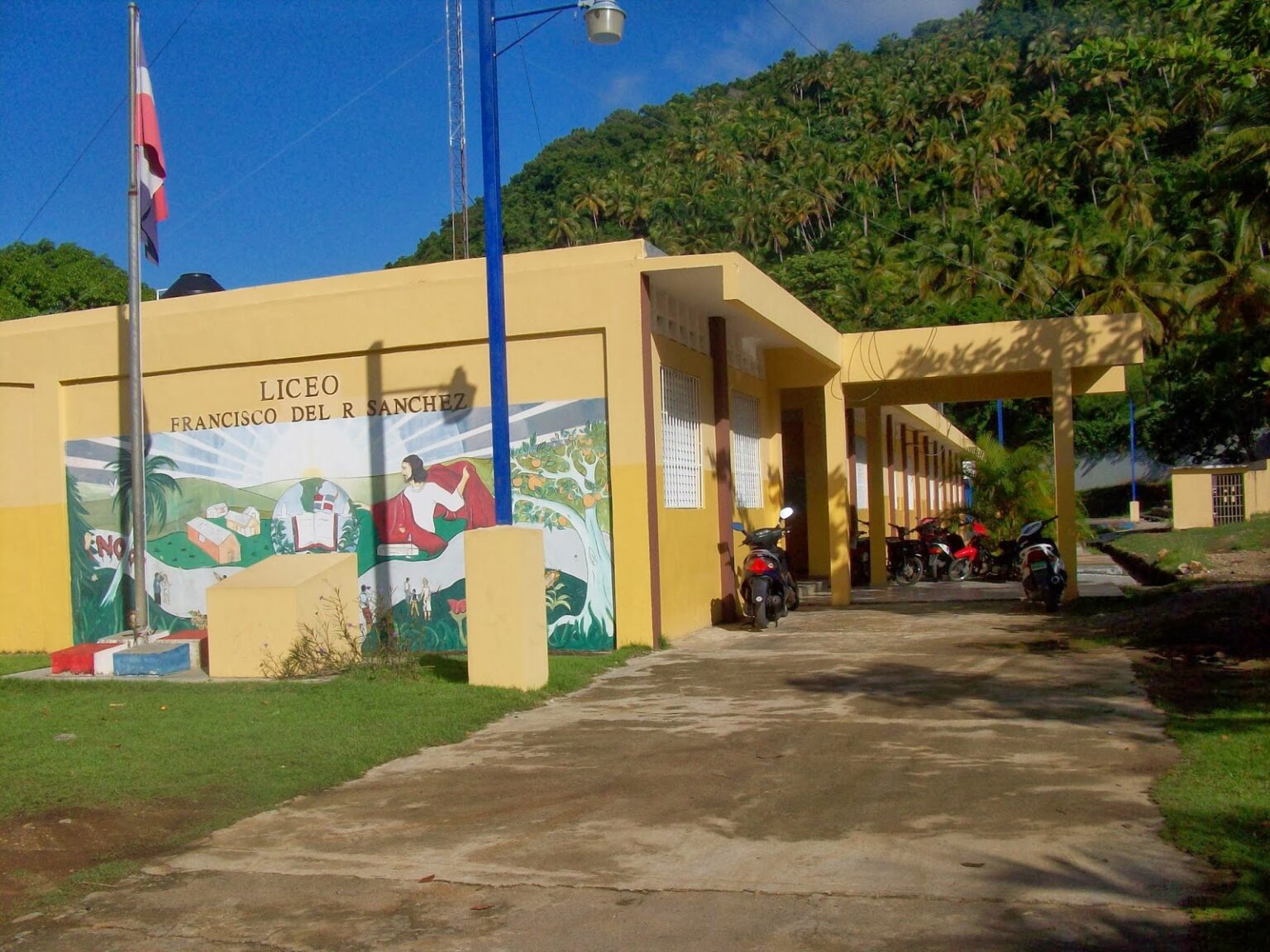 Cuatro adolescentes detenidos tras intoxicación masiva en liceo de Nagua