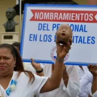 Enfermeras marchan hacia el Palacio Nacional en reclamo de reclasificación y mejoras laborales