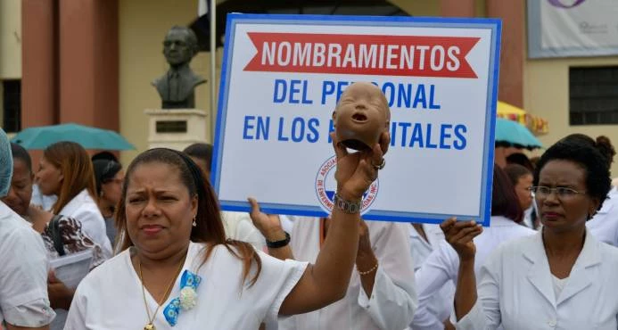 Enfermeras marchan hacia el Palacio Nacional en reclamo de reclasificación y mejoras laborales