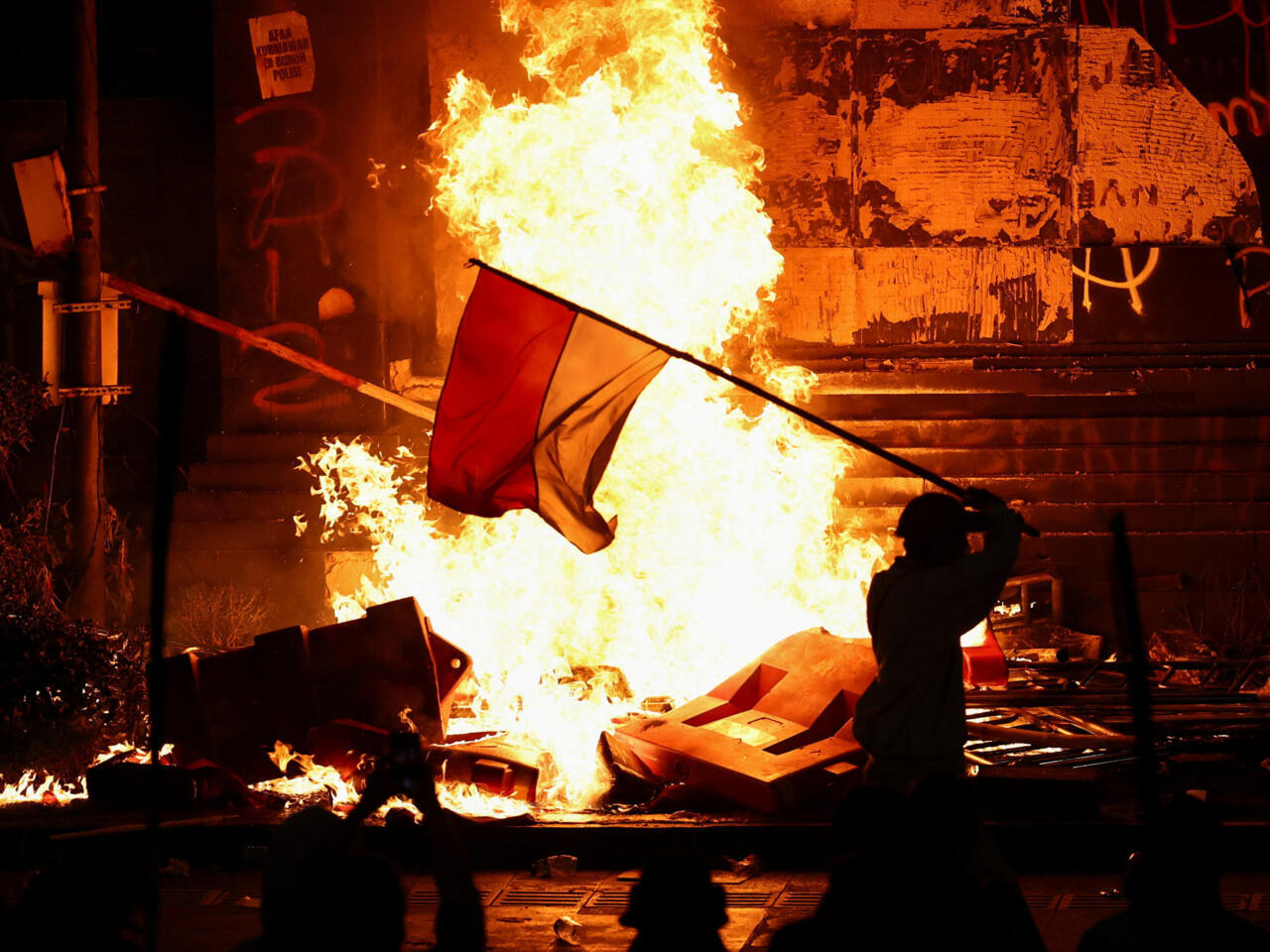 Incendian el Congreso en Indonesia por aumento salarial de legisladores